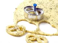 Emporte-pièce poussoir à bretzel acier inoxydable 6 cm Patisse