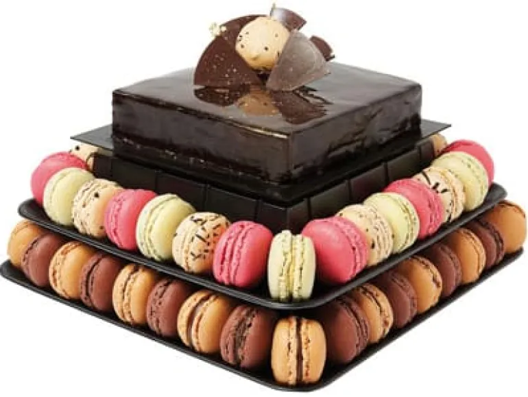 Pyramide à macarons carrée noire