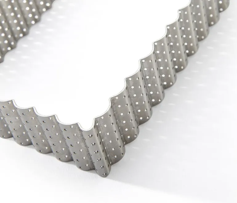Rectangle à tarte perforé cannelé ht 3 cm 35 x 10 cm De Buyer